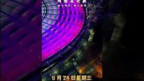 詹姆斯抓住勇士传球失误，完成快攻上篮得分